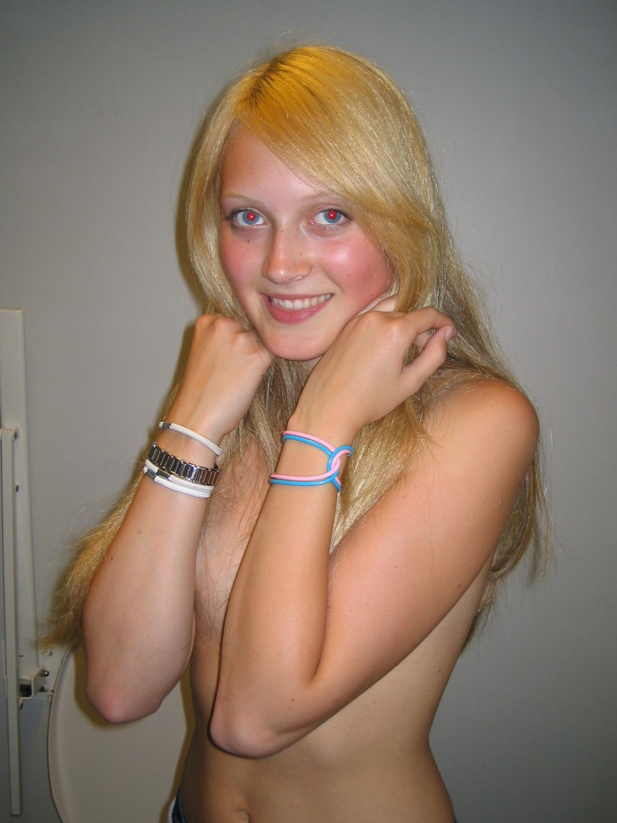 Eskort5 Julie Agnete Vang Bryster NØGEN DAME JULIE ZANGENBERG BREASTS